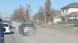 В Новопокровке некоторые водители объезжают пробку по обочине. Видео