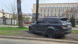 «Рендж Ровер» с номерами от «Ауди А6» припарковался в зеленой зоне возле УТРК. Фото