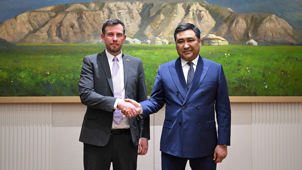 Посол Великобритании и Северной Ирландии Николас Боулер, первый заместитель председателя Кабинета министров Данияр Амангельлиев