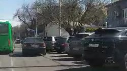 На Киевской «Мерседес» припарковали, заняв одну полосу. Видео