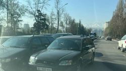 Мужчина на «Субару» объезжает пробку на Советской по встречке. Видео
