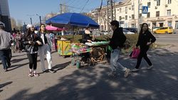 Стихийная торговля у ЦУМа никуда не делась. Фото