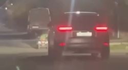 Ребенок ночью едет на картинге по автодороге, его сзади «сопровождает» авто. Видео