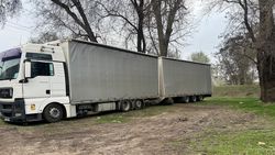 Грузовик уничтожает зеленую зону в селе Пригородное