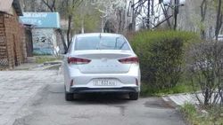 «Сонату» припарковали, заехав на тротуар. Фото