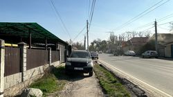 «Хайландер» стоит на тротуаре на улице Фрунзе. Фото