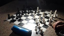 На шахматной аллее на бульваре Эркиндик снова нет освещения. Видео
