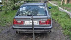 Водитель BMW 520 сделал себе персональную парковку во дворе дома. Фото