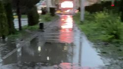 Тротуар возле Ленинского акимиата продолжает затапливать. Видео