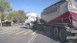 Грузовик-цистерна проехал на красный и развернулся на «зебре». Видео
