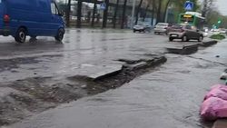 Это тротуар или речка? Видео горожанина