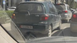 Водители массово едут по полосе для общественного транспорта на Московской. Видео