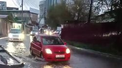 Дорога по Ибраимова во время дождя превращается в реку. Видео