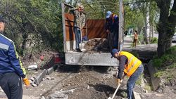 Тротуар на Кольбаева раскопали и не восстановили. Фото