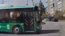 Автобус №243 проехал на красный, создав аварийную ситуацию. Видео