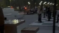 На шахматной аллее на бульваре Эркиндик все еще нет освещения. Видео горожанина