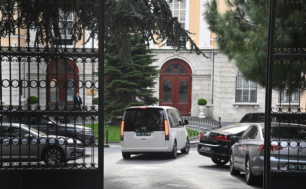 Автомобиль российской делегации заезжает на территорию генерального консульства России в Стамбуле, 10 апреля 2025 года