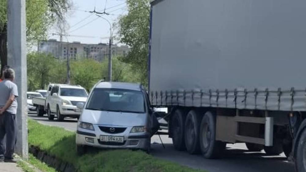 На Льва Толстого легковушка сзади врезались в фуру. Видео с места аварии