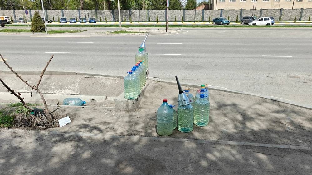 Торговцев бензина на Профсоюзной оштрафовали на 6000 сомов. Фото мэрии