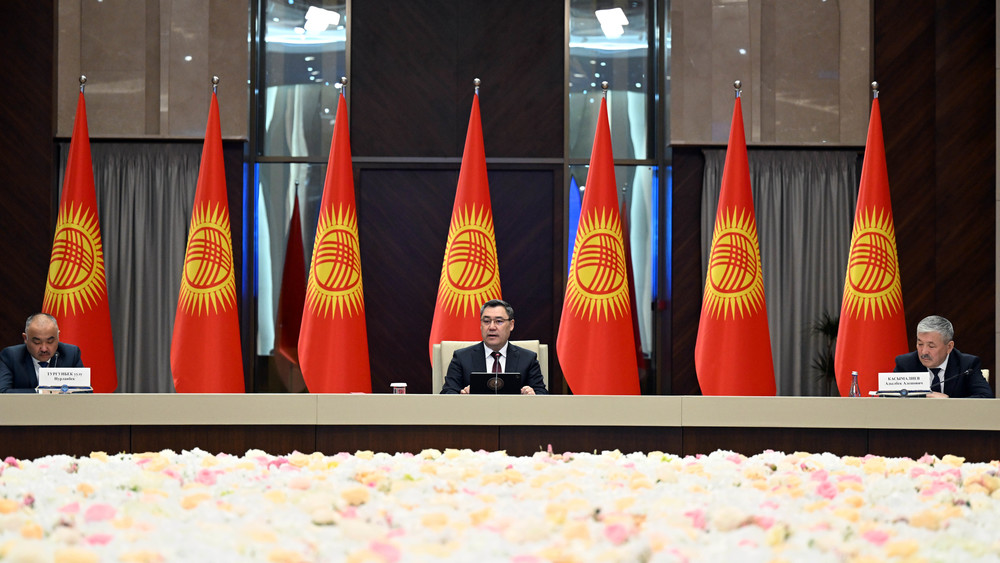 Слева направо: спикер ЖК Нурланбек Тургунбек уулу, президент Садыр Жапаров и председатель Кабмина Адылбек Касымалиев