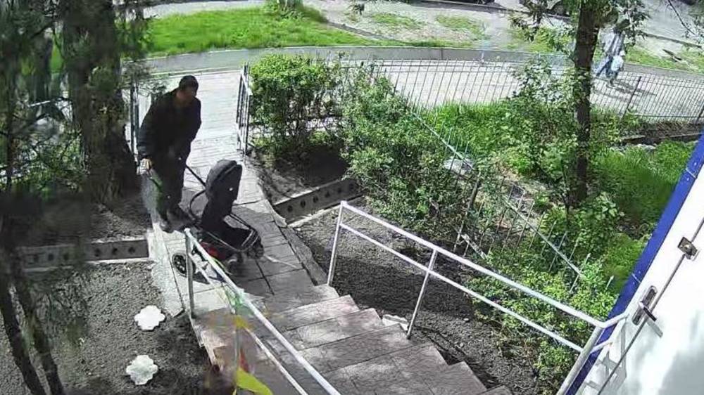 Мужчина украл коляску, которая стояла у магазина. Видео