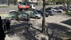Остановка возле железно-дорожного вокзала превратилась в парковку. Фото