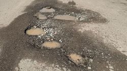«Ямы по колено». Горожанин жалуется на состояние дороги в 8 мкр. Фото