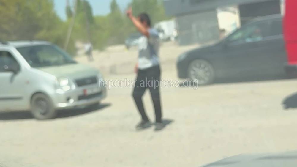 «Гражданские сами регулируют движение в Новопокровке», - видео водителя