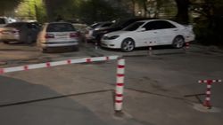 Бишкекчанин жалется на «столбики», которые заблокировали общую парковку в одном из домов 11-микрорайона