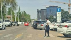На выходных на Шопокова продолжают брать плату за парковку. Фото горожанина