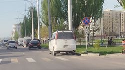 В Джале водители паркуются в неположенном месте. Фото горожанина