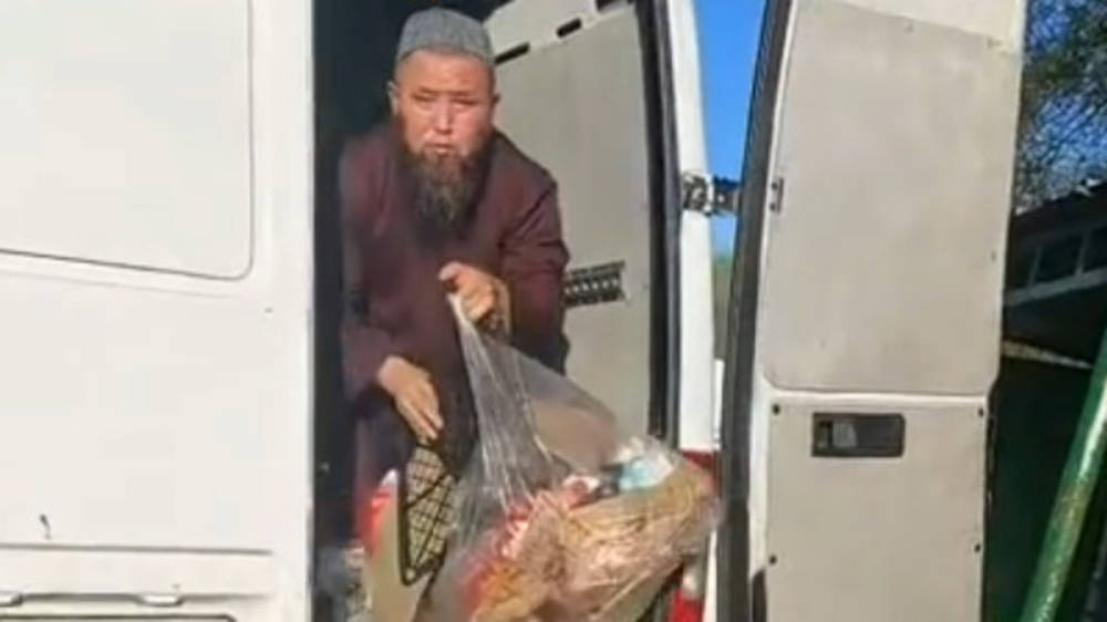 Водителя буса оштрафовали на 7500 сомов за выброс мусора. Видео