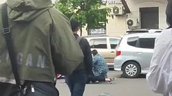 На Киевской столкнулись мопед и легковушка. Видео с места аварии