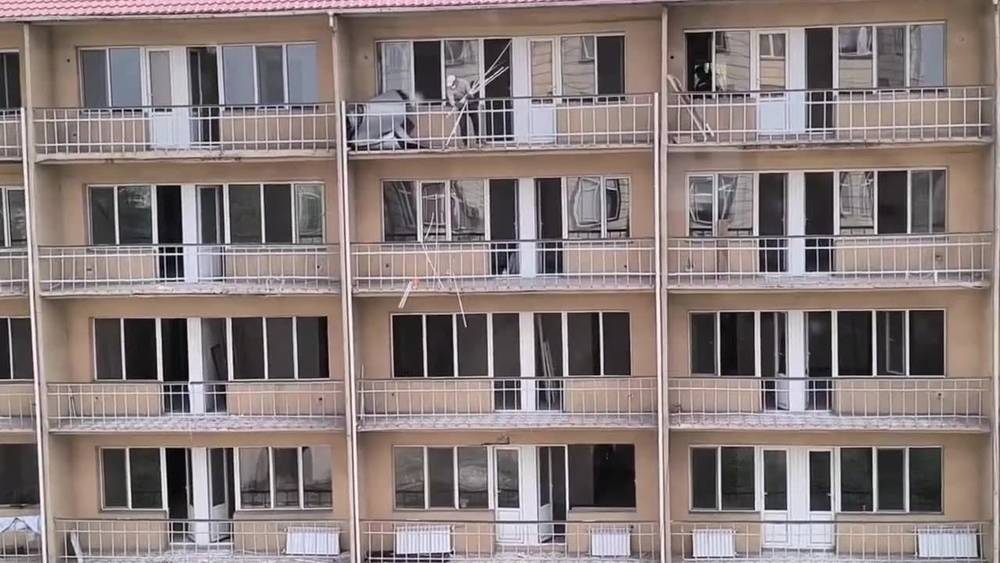 Ремонт гостиницы «Саякат»: рабочие бросают мусор с 5 этажа. Видео