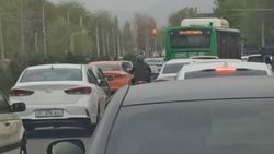 Автобус №25 поворачивает на остановку с третьего ряда. Видео