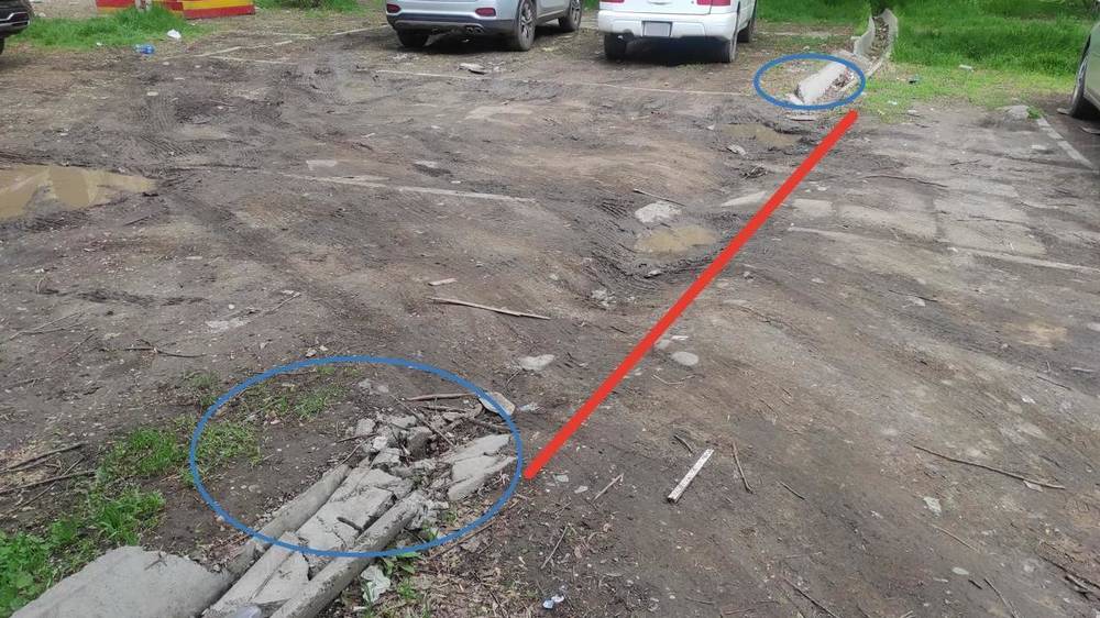 «Бишкектеплосеть» не вернула арычные лотки на место в Востоке-5, зеленая зона превратилась в парковку. Фото