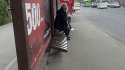 На Киевской на остановке сломана скамейка. Фото
