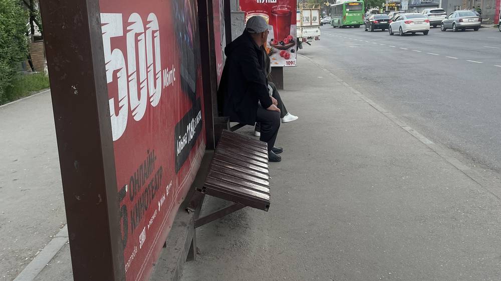 На Киевской на остановке сломана скамейка. Фото