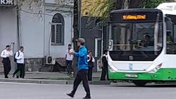 Парень со свистком регулировал движение на проспекте Чуй. Видео горожанина