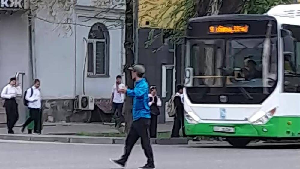 Парень со свистком регулировал движение на проспекте Чуй. Видео горожанина