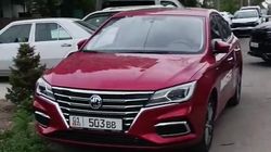 Дорога по Мичурина заставлена машинами. Видео горожанина