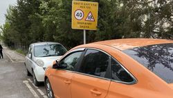 Тротуар возле школы в Учкуне заставлен машинами. Фото
