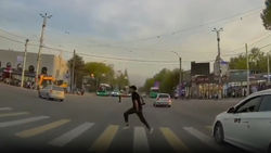Парень выбежал на дорогу и едва не попал под колеса. Видео