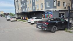 Тротуар на Южной магистрали снова заставлен машинами. Фото