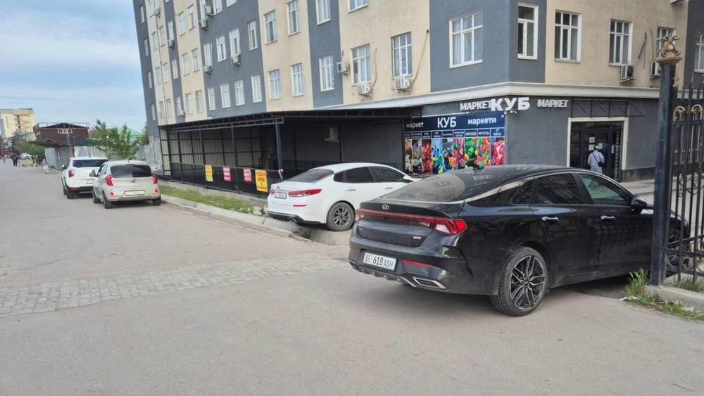 Тротуар на Южной магистрали снова заставлен машинами. Фото