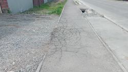 ОсОО «Кент Строй» оштрафовали на 17000 за уничтожение тротуара. Фото