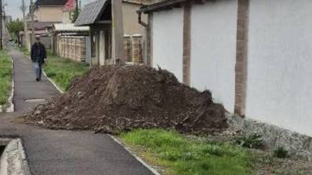 Тротуар в Арча-Бешике завалили грунтом. Ответ мэрии