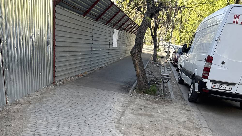 ОсОО «ГлавТехИнвест» оштрафовали на 40 000 сомов за повреждение тротуара, - мэрия