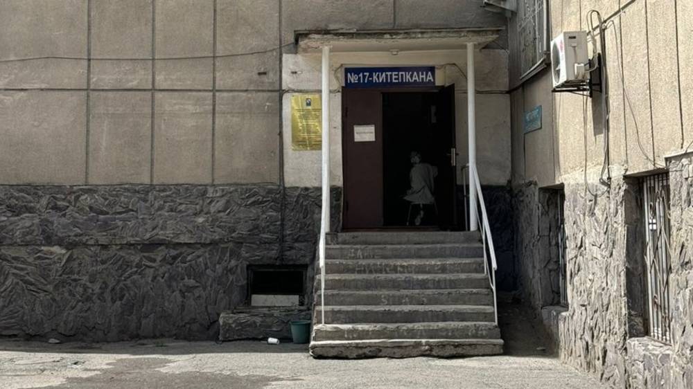 Почему в библиотеке №17 нет пандуса? Фото горожанина