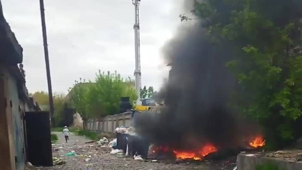 В Новопавловке дети подожгли мусорку. Видео